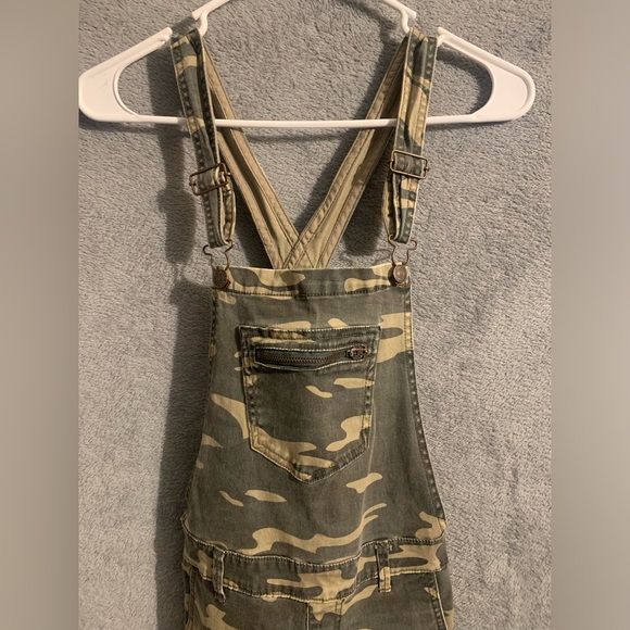Forever 21 women’s Camo print overalls size 0 Like new condition offers welcome! - Picture 4 of 6
